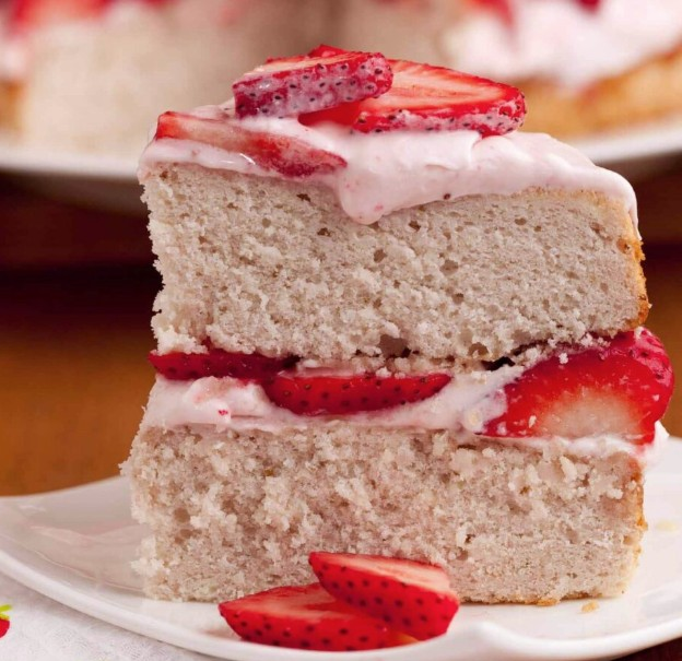 How to Make a Fresh Strawberry Cake at Home
